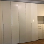 Corner wardrobe - RAL1013 lacquered high gloss and matt with integrated handles