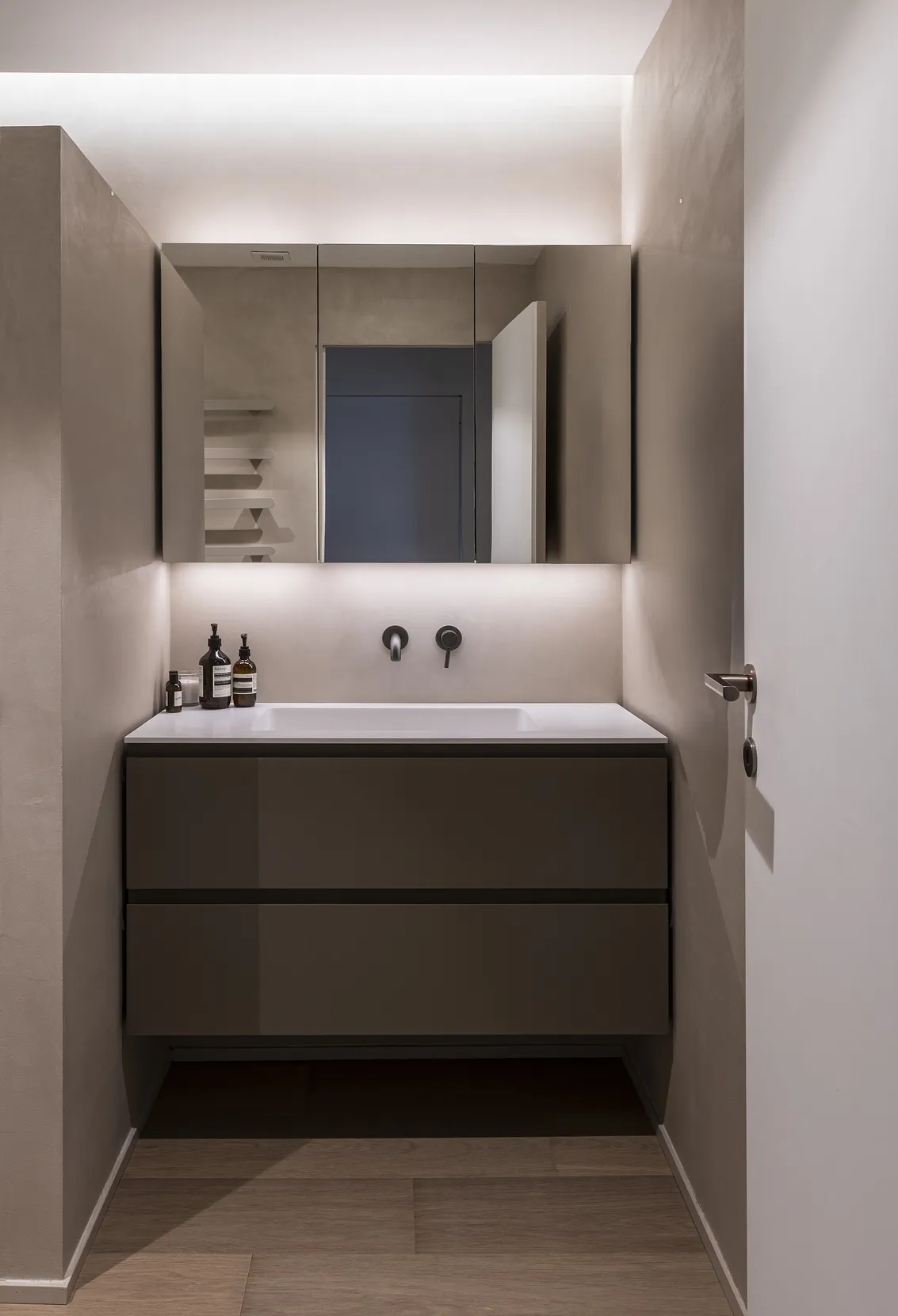 Meuble largeur 105cm, profondeur 46 cm, façades et structure en in laqué mat , vasque intégrée  en TECNORIL.