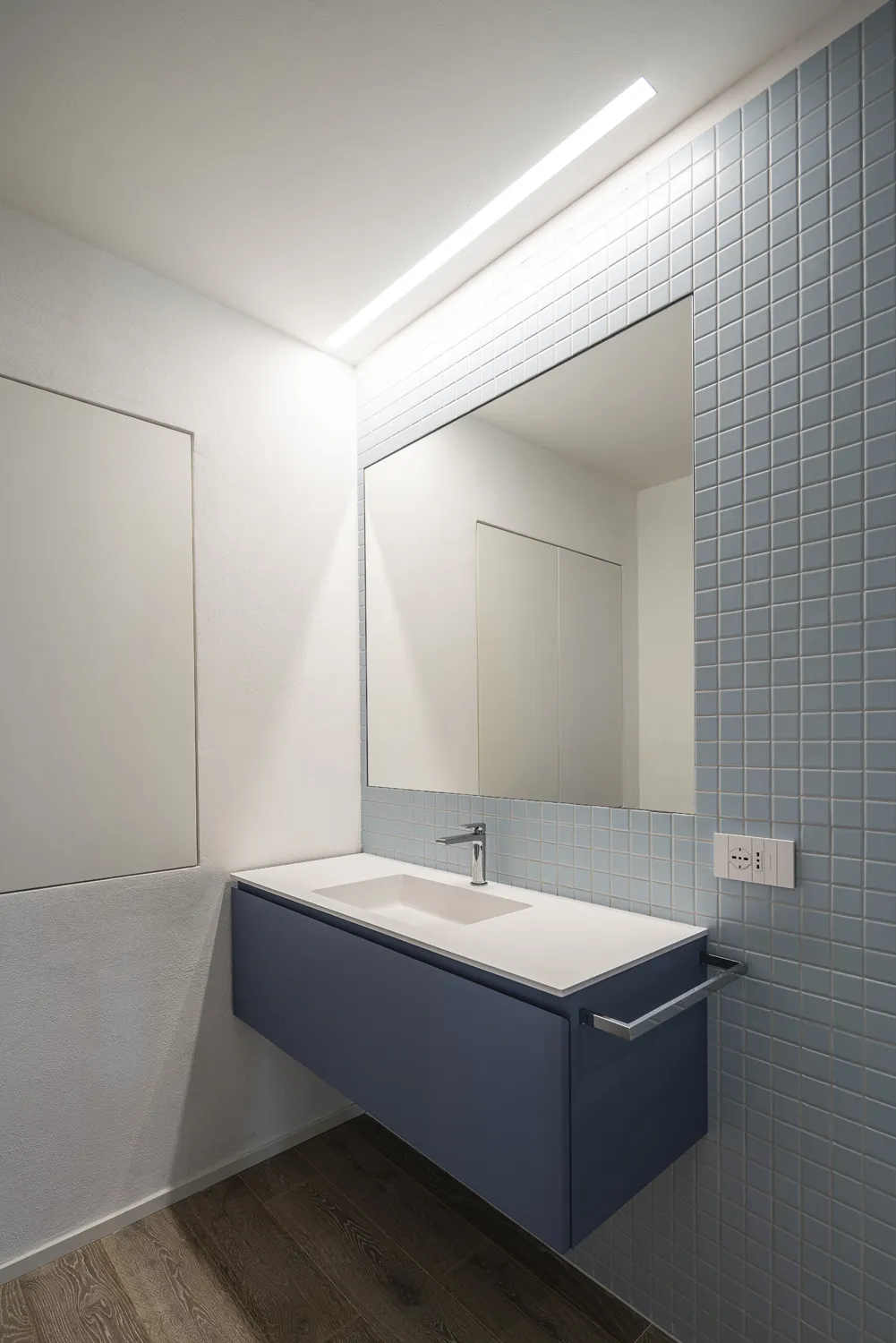 Meuble largeur 120cm, profondeur 46 cm, façades et structure en in laqué mat , vasque intégrée en TECNORIL. 