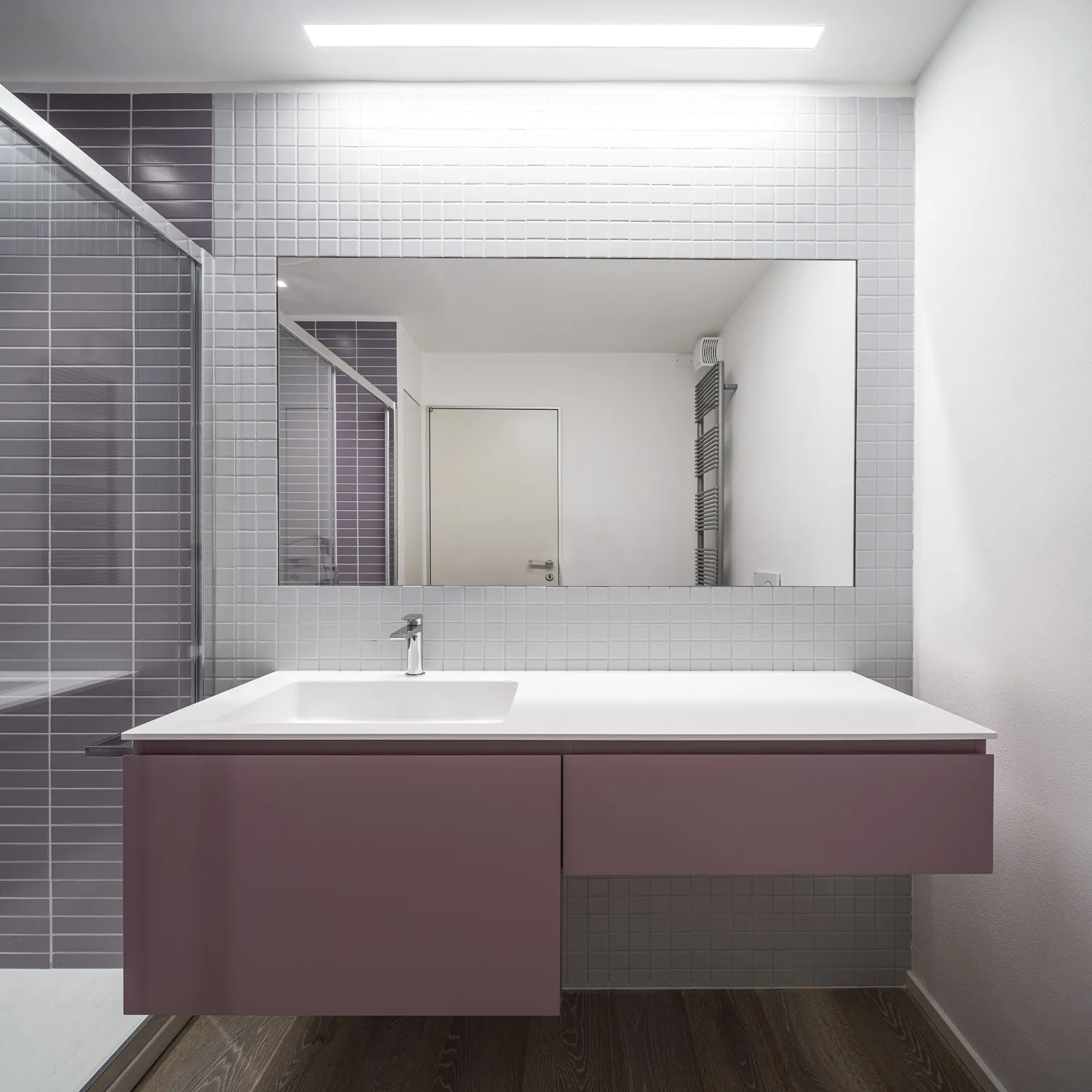 Meuble largeur 120cm, profondeur 46 cm, façades et structure en in laqué mat , vasque intégrée  en TECNORIL.