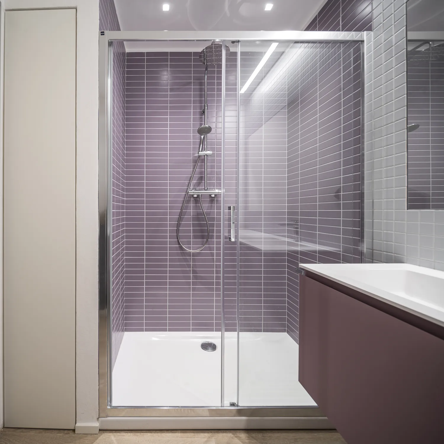Meuble largeur 120cm, profondeur 46 cm, façades et structure en in laqué mat , vasque intégrée  en TECNORIL.