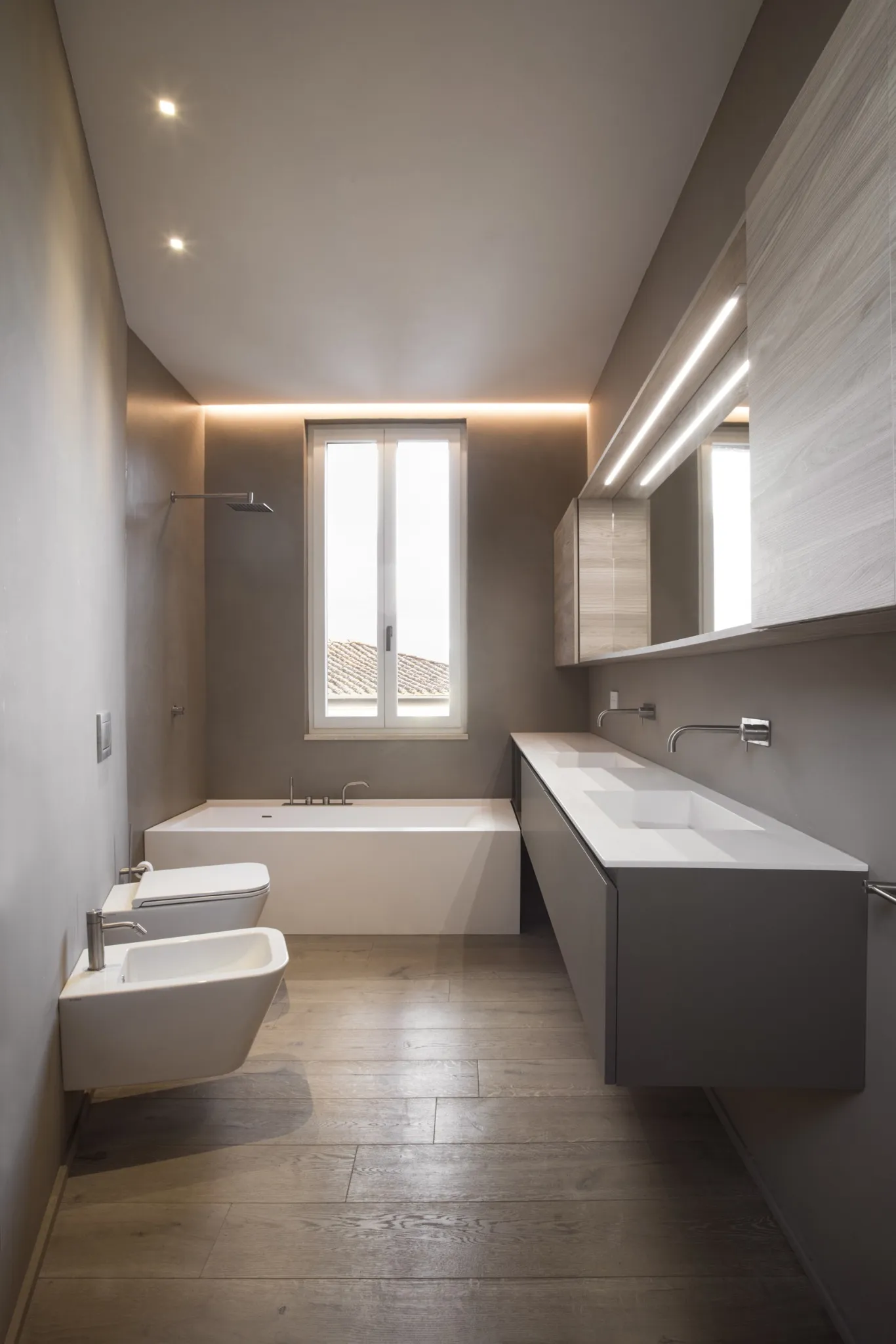 Meuble largeur 180cm, profondeur 46 cm, façades et structure en in laqué mat ,vasque intégrée en TECNORIL. 