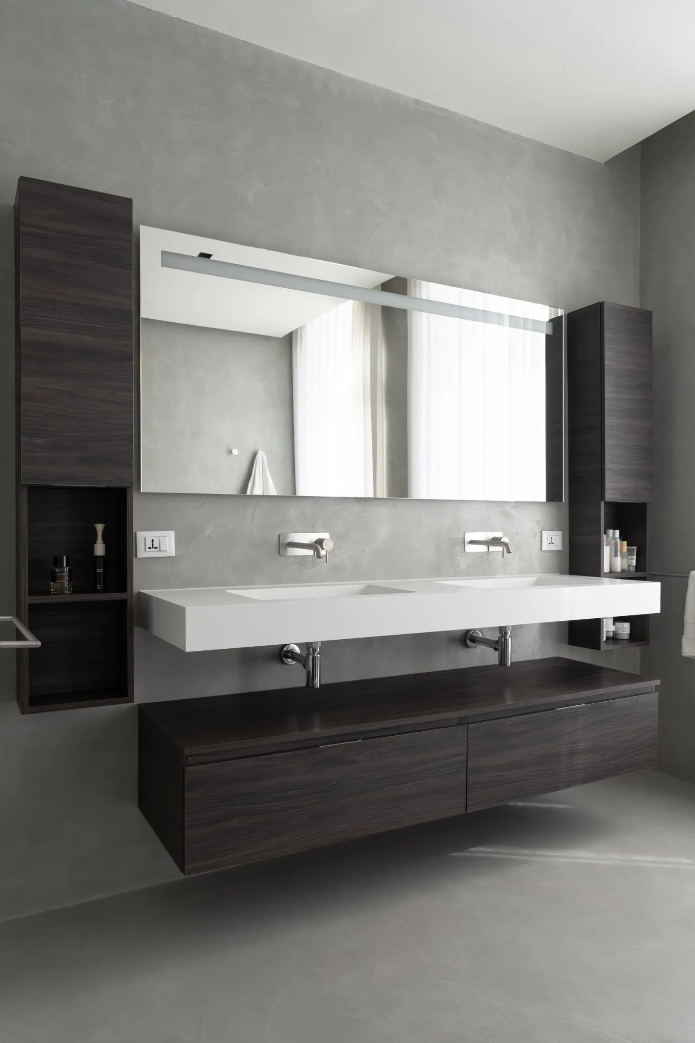 Meuble largeur 180cm, profondeur 46 cm, façades et structure en Mélaminé olmo lava. Miroir rectangulaire avec éclairage frontal., également disponible avec rétroéclairage sur les 4 côtés et capteur tactile latéral en bas à droite; épaisseur : 2 cm.