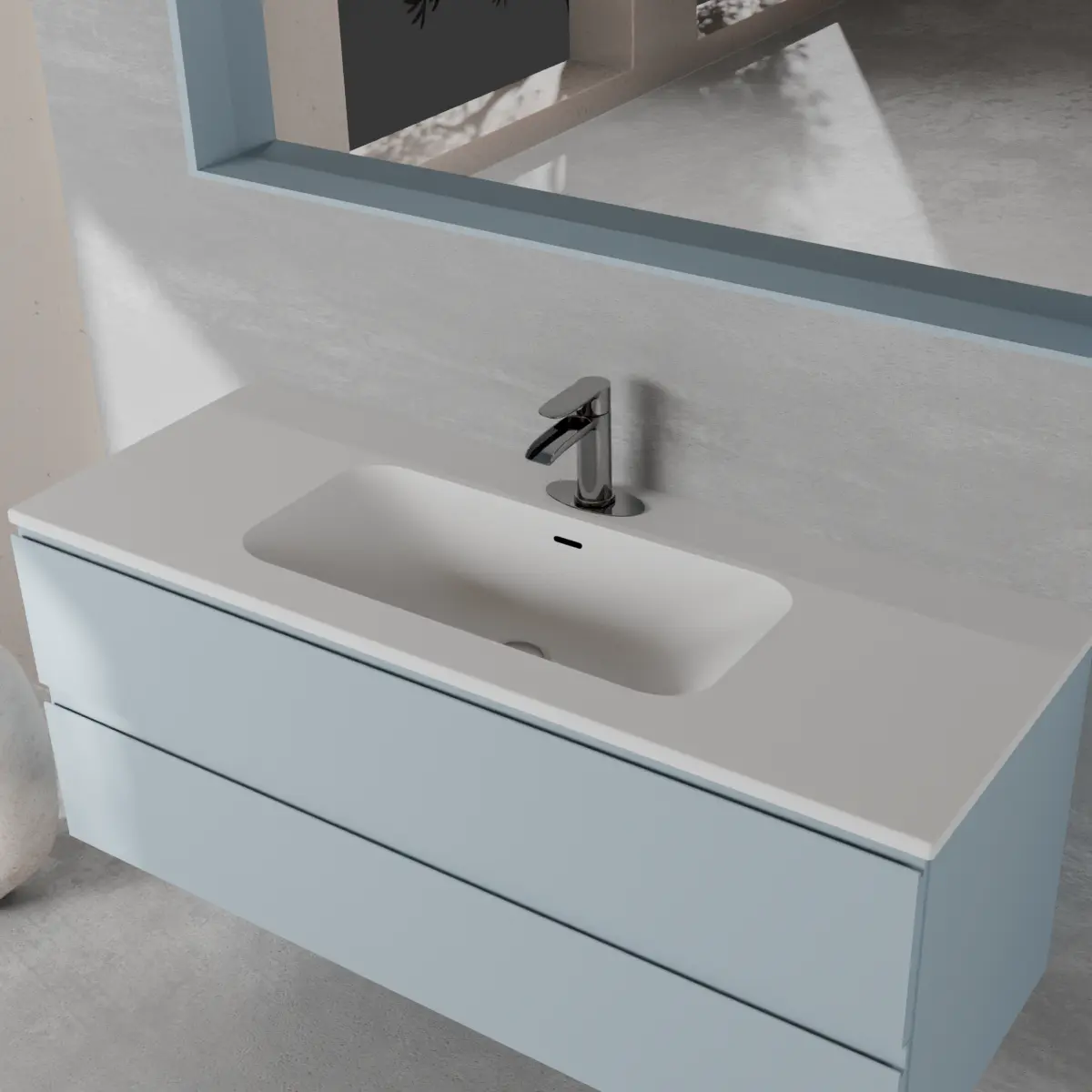 Meuble largeur 120cm, profondeur 46 cm, façades et structure en laqué mat FB 89 lulworth blue, poignée B , vasque intégrée code article COVER 120 en  ceramica blanc. Miroir avec cadre en bois, lumière LED supérieure et capteur tactile, finition stratifiée ou laquée mate assortie au meuble. Contactez-nous pour une couleur différente; épaisseur : 13 cm.