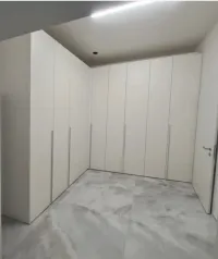 Eck-Einbauschrank nach Maß - Schweiz - RAL9003 matt lackiert mit Griffen 38 chromleiste.