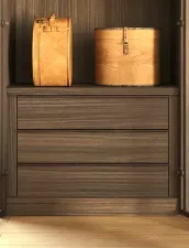 Cajonera de tres cajones en acabado madera con estante superior y accesorios
