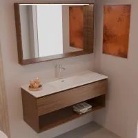 Möbel Breite 120 cm, Tiefe 46 cm, Front und Korpus in nobilitato olmo siena, Griff A, integriertes Waschbecken aus Keramik Weiss. Spiegel mit Holzrahmen, oberem LED-Licht und Touch-Sensor, laminat- oder matt lackierte Oberfläche passend zum Möbelstück. Für eine andere Rahmenfarbe kontaktiere uns; Stärke: 13 cm.