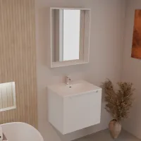 Mueble ancho 60 cm, profundidad 46 cm, frentes y cuerpo en lacado mate NCS S 0505 R80B, tirador F, lavabo integrado en Cerámica blanco. Espejo con marco de madera, luz LED superior y sensor tácti, acabado laminado o lacado mate a juego con el mueble. Contáctanos si prefieres otro color para el marco; grosor: 13 cm.