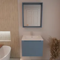 Mueble ancho 60 cm, profundidad 46 cm, frentes y cuerpo en lacado mate RAL5014, tirador F, lavabo integrado en Cerámica blanco. Espejo con marco de madera, luz LED superior y sensor tácti, acabado laminado o lacado mate a juego con el mueble. Contáctanos si prefieres otro color para el marco; grosor: 13 cm.