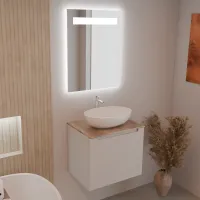 Mueble ancho 60 cm, profundidad 46 cm, frentes y cuerpo en lacado mate RAL7047, tirador F, top hpl quercia, lavabo sobre encimera en Cerámica blanco. Espejo rectangular con iluminación frontal, también disponible con retroiluminación en los 4 lados y sensor táctil lateral en la parte inferior derecha; grosor: 2 cm.