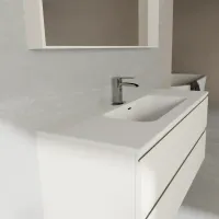 Möbel Breite 120cm, Tiefe 46 cm, Front und Korpus in matt lackiert RAL9001, Griff B , integriertes Waschbecken Artikelnummer COVER 120 aus  ceramica Weiss. Spiegel mit Holzrahmen, oberem LED-Licht und Touch-Sensor, laminat- oder matt lackierte Oberfläche passend zum Möbelstück. Für eine andere Rahmenfarbe kontaktiere uns; Stärke: 13 cm.