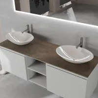 Möbel Breite 160 cm, Tiefe 51 cm, Front und Korpus in matt lackiert RAL7047, Griff B, top hpl ruggine, Aufsatzbecken aus lackiertes Glas RAL7047. Rechteckiger Spiegel mit umlaufender LED-Frontbeleuchtung, elektrischer Anschluss an einen Wandschalter erforderlich.; Stärke: 2 cm.
