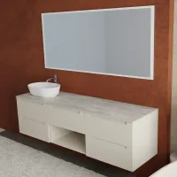 Mueble ancho 180 cm, profundidad 51 cm, frentes y cuerpo en lacado mate RAL1013, tirador F, top hpl argilla, lavabo sobre encimera en ocritech blanco. Espejo rectangular con iluminación LED frontal a lo largo del perímetro, conexión eléctrica a un interruptor de pared; grosor: 2 cm.