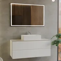 Möbel Breite 120cm, Tiefe 46 cm, Front und Korpus in matt lackiert RAL9003, Griff B, top hpl travertino, Aufsatzbecken Artikelnummer CITY aus  tecnoril Weiss. Rechteckiger Spiegel mit umlaufender LED-Frontbeleuchtung, elektrischer Anschluss an einen Wandschalter erforderlich; Stärke: 2 cm.