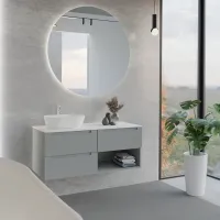 Mueble ancho 120 cm, profundidad 51 cm, frentes y cuerpo en lacado mate RAL7042, tirador F, top tecnoril blanco, lavabo sobre encimera en tecnoril blanco. Espejo redondo, disponible sin retroiluminación o con retroiluminación perimetral y sensor táctil lateral en la parte inferior derecha; grosor: 2 cm.
