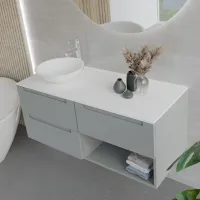 Mueble ancho 120 cm, profundidad 51 cm, frentes y cuerpo en lacado mate RAL7042, tirador F, top tecnoril blanco, lavabo sobre encimera en tecnoril blanco. Espejo redondo, disponible sin retroiluminación o con retroiluminación perimetral y sensor táctil lateral en la parte inferior derecha; grosor: 2 cm.