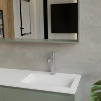 Möbel Breite 130cm, Tiefe 46 cm, Front und Korpus in matt lackiert RAL6021, Griff A, integriertes Waschbecken Artikelnummer CUBIK B343 aus  tecnoril Weiss. Spiegel mit Holzrahmen, oberem LED-Licht und Touch-Sensor, laminat- oder matt lackierte Oberfläche passend zum Möbelstück. Für eine andere Rahmenfarbe kontaktiere uns; Stärke: 13 cm.