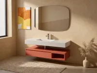 Il mobile bagno sospeso Linea Horizon, laccato opaco NCS S - 2040 Y80R, è un elemento di design raffinato per il tuo bagno. Con una larghezza di 120 cm, una profondità di 51 cm e un'altezza di 20 cm, questo mobile è completato da un lavabo in tecnoril bianco opaco e dallo specchio SAIL4 dalle linee eleganti. L'atmosfera calda e accogliente di questo ambiente è enfatizzata dalla texture delle pareti in beige e dall'illuminazione soffusa che mette in risalto la bellezza del mobile.
