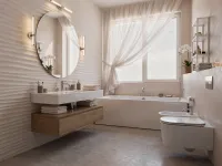 Il mobile bagno sospeso Linea Horizon, con larghezza di 120 cm e finitura in laminato Olmo Naturale, si integra perfettamente in questo bagno moderno. Il top in tecnoril Bianco Opaco, spesso 12 cm, ospita un lavabo incasso CUBIK B220_1 delle stesse dimensioni. Posizionato a un’altezza di 90 cm da terra, questo mobile bagno è completato da uno specchio RRX188 di dimensioni 100x75 cm. L’atmosfera luminosa e ariosa del bagno, enfatizzata dalla luce naturale che filtra attraverso la finestra, esalta la bellezza dei materiali e del design.