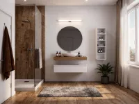 Il mobile bagno sospeso Linea Horizon, laccato opaco RAL 9003, è un elemento di design raffinato per il tuo bagno. Con dimensioni su misura di L.120 x P.51 x H.25 cm, è completato da un top in HPL Rovere Antico dallo spessore di 12 cm e da un lavabo in appoggio FINE60 in ceramica (60x39 cm). Posizionato ad un&rsquo;altezza da terra di 90 cm, trova il suo posto ideale in un ambiente moderno e luminoso, come quello mostrato nella foto, dove la luce naturale e i toni neutri esaltano la sua eleganza.