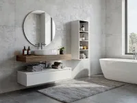 Mobile bagno sospeso su misura L.120 x P.51 x H.25 cm, laccato opaco RAL 9003. Top in HPL Rovere Antico, spessore 12 cm. lavabo in appoggio NICE55 in ceramica (56x36 cm). miscelatore sul piano (non incluso nella fornitura) Specchio RRX188 (100x75 cm). Altezza da terra 90 cm.