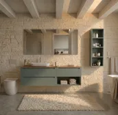 This bespoke 180cm wide suspended bathroom vanity features a matte FB 47 green smoke finish on both the structure and fronts, paired with a 1.2cm thick HPL Rovere Antico countertop and a Pf1480 opaque white undermount sink. The vanity unit measures 180cm in width, 46cm in depth, and 50cm in height, and comes with a rectangular mirror, 165cm wide and 75cm high.