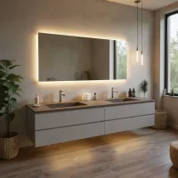 Unser wandhängendes Badmöbel mit einer Breite von 240 cm, einer Tiefe von 51 cm und einer Höhe von 50 cm zeichnet sich durch eine matte Oberfläche in RAL 7037 sowie ein integriertes Doppelwaschbecken aus HPL Ruggine, Modell 2 Vasche hfx17, aus. Das Möbel ist mit einer Griffleiste Typ A und einer 1,2 cm starken Abdeckplatte ausgestattet und wird durch einen schlichten rechteckigen Spiegel mit Hintergrundbeleuchtung ergänzt, der 80 cm hoch und 180 cm breit ist.