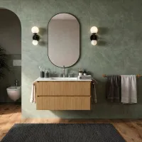 Este elegante móvel de baño suspendido, con un ancho de 80 cm y un acabado laminado Rovere Naturale Legno, se caracteriza por su diseño minimalista y su generoso espacio lateral. Con un profundidad de 46 cm y una altura de 50 cm, este móvel viene con un lavabo en apoyo de la marca Pf1240, fabricado en ocritech blanco. El conjunto se completa con un espejo curvo de 2 cm de grosor, con dimensiones de 75 cm de alto y 60 cm de ancho.