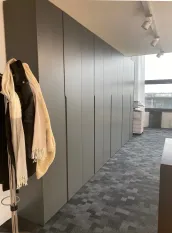 Armario de oficina a medida: color personalizado, dimensiones y diseñado por nuestro cliente para su oficina, para hacerlo más funcional y estético – Düsseldorf, Alemania – lacado mate en RAL7012 con tiradores integrados.

Las dimensiones exactas de este armario de oficina son 460 cm de ancho, 246 cm de alto y 61 cm de profundidad.