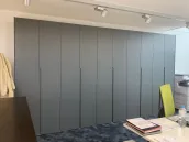 Armario de oficina a medida – color personalizado, dimensiones y diseñado por nuestro cliente para su oficina, para hacerlo más funcional y estético – Düsseldorf, Alemania – lacado mate en RAL7012 con tiradores integrados.

Las dimensiones exactas de este armario de oficina son 460 cm de ancho, 246 cm de alto y 61 cm de profundidad.