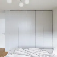 Schrank nach Maß und Seitenbücherschrank: Eine helle Farbe, die eine ruhige und entspannte Atmosphäre im Schlafzimmer unseres Kunden schafft - Österreich - RAL7047 matt lackiert mit integrierten Griffen.

Die genauen Maße dieses Schranks nach Maß sind 281,2 cm Breite, 262 cm Höhe und 61 cm Tiefe.
