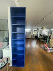 Armario a medida con biblioteca lateral - Londres, Gran Bretaña - RAL5002 lacado mate con tiradores integrados.

La librería lateral, a juego con el armario en color, añade un toque elegante y armonioso al espacio. Es ideal para exhibir plantas, bolsos, libros u objetos decorativos como marcos de fotos, obras de arte o incluso pequeñas cestas de almacenamiento, combinando a la perfección la funcionalidad de la habitación con un diseño elegante.