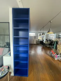 Armadio su misura con la libreria laterale - Londra, Gran Bretagna - RAL5002 laccato opaco con maniglie integrate.

La libreria laterale, abbinata all&rsquo;armadio per colore, aggiunge un tocco elegante e armonioso allo spazio. È ideale per esporre piante, borse, libri o oggetti decorativi come cornici, opere d’arte o anche piccoli cestini portaoggetti, combinando perfettamente la funzionalità della stanza con un design raffinato.