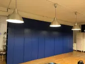 Armario a medida con biblioteca lateral - Londres, Gran Bretaña - RAL5002 lacado mate con tiradores integrados.

La biblioteca lateral, a juego con el color del armario, añade un toque elegante y armonioso al espacio. Es ideal para exhibir plantas, bolsos, libros u objetos decorativos como marcos de fotos, piezas de arte o incluso pequeñas cestas de almacenamiento, combinando perfectamente la funcionalidad de este vestidor con un diseño elegante.