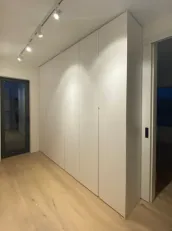 Armario a medida: Un armario blanco claro combina perfectamente con el cálido suelo de madera, creando un ambiente acogedor en el dormitorio de nuestro cliente en Zuzenhausen, Alemania – RAL9003 lacado mate con tiradores integrados.

Comentario del cliente: Los armarios son de muy buena calidad y fáciles de montar. Reformamos completamente nuestra casa, pero los armarios de esta empresa fueron los mejores.

Las medidas exactas de este armario son: 291 cm de ancho, 267 cm de alto y 45 cm de profundidad.
