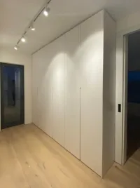 Armadio su misura: un armadio bianco chiaro si abbina perfettamente al caldo pavimento in legno, creando un’atmosfera accogliente nella camera da letto del nostro cliente a Zuzenhausen, Germania – RAL9003 laccato opaco con maniglie integrate.

Commento del cliente: Gli armadi sono di ottima qualità e facili da montare. Abbiamo completamente rinnovato la nostra casa, ma gli armadi di questa azienda sono stati i migliori.

Le misure esatte di questo armadio sono: 291 cm di larghezza, 267 cm di altezza e 45 cm di profondità.