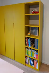 Una libreria frontale è installata accanto all&rsquo;armadio, con le ante posizionate comodamente secondo le esigenze. È perfetta per esporre libri o oggetti decorativi in un ufficio o in una cameretta per bambini. La libreria può essere laccata nello stesso colore dell&rsquo;armadio per un aspetto armonioso, oppure può presentare un colore laccato diverso o persino una finitura laminata per un design personalizzato.

Questo armadio su misura con libreria frontale è installato nella casa del nostro cliente a Burgau, Germania - RAL1005 laccato opaco con maniglie integrate.