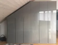 Armoire sous pente: chaque toit a une inclinaison différente, c’est pourquoi nous proposons notre configurateur, qui s’adapte parfaitement à vos mesures pour créer un design d’armoire pratique et fonctionnel, personnalisé selon vos besoins. Tout est soigneusement dissimulé derrière des portes aux couleurs personnalisées. 

Cette armoire est installée dans la maison de notre client à Winnenden, Allemagne - RAL7037 laqué brillant avec poignées intégrées.