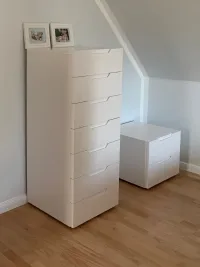 Design-Kommode mit 7 Schubladen und Nachttisch: Die perfekte Ergänzung zu unseren Schränken, da sie in der gleichen Farbe lackiert werden können, um ein harmonisches Gesamtbild zu schaffen.

Mit einem ähnlichen integrierten Griff ausgestattet, passen sie nahtlos zu unseren Schränken mit integrierten Griffen. Zusammen mit dem Schrank bestellt, wurden sie neben diesem im Schlafzimmer unseres Kunden in Lübeck, Deutschland, platziert – RAL9003 matt lackiert mit integrierten Griffen.