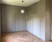 Eck-Einbauschrank nach Maß: personalisierte Farbe, Maße und von unserem Kunden entworfen, um perfekt in sein Schlafzimmer zu passen – Düsseldorf, Deutschland – matt lackiert in RAL7044 mit integrierten Griffen. 

Dieser Kleiderschrank hat unterschiedliche Tiefen, um einen Kaminvorsprung zu verdecken und ihn mit Türen abzuschließen, wodurch eine einheitliche, glatte Oberfläche entsteht.