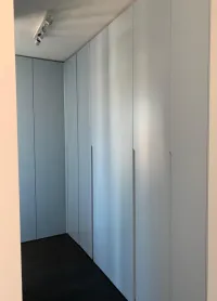 Eck-Einbauschrnak nach Maß in Düsseldorf, Deutschland - FB 27 Parma Fray matt lackiert mit integrierten Griffen.