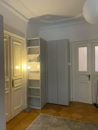 Eckschrank nach Maß mit seitlichem Bücherregal, Berlin, Deutschland, lackiert in RAL 7047 matt mit integrierten Griffen. Eine perfekte Lösung für elegante und funktionale Innenräume.

Der Seitenbücherschrank, der farblich zum Schrank passt, verleiht dem Raum einen stilvollen und einheitlichen Look. Er ist ideal, um Pflanzen, Handtaschen, Bücher oder dekorative Gegenstände wie Bilderrahmen, Kunstwerke oder sogar kleine Aufbewahrungskörbe zu präsentieren und verbindet nahtlos die Funktionalität dieses Raumes mit elegantem Design.