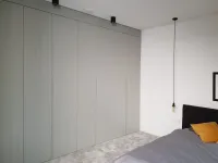 Einbauschrank nach Maß: Personalisierte Farbe, Maße und vom Kunden für sein Schlafzimmer entworfen, um Harmonie mit großartigem Stil zu schaffen - Frankfurt am Main - RAL7038 matt lackiert mit integrierten Griffen

Die genauen Maße der Nische sind 395,4 cm Breite, 279 cm Höhe (Kleiderschrank Höhe 265 cm), und 61 cm Tiefe.