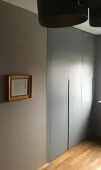 Einbauschrank nach Maß: personalisiert in Farbe und Abmessungen, von unserem Kunden für sein Büro entworfen, um einen einzigartigen Stil und ein großartiges Design hinzuzufügen – Hannover, Deutschland – RAL7042 matt lackiert mit integrierten Griffen.

Die genauen Maße der Nische sind 180 cm Breite, 270 cm Höhe und 61 cm Tiefe.

