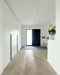 Einbauschrank nach Maß: Ein stilvolles Schwarz-Weiß-Eingangsbereich in einem modernen Haus, ergänzt durch einen Holzboden und einen passenden Kleiderschrank, schafft eine gut gestaltete und einladende Atmosphäre – Unterspiesheim, Deutschland. Der Kleiderschrank ist matt lackiert in RAL9003 und verfügt über Griffe 33, matt lackiert in RAL9005.

Die genauen Maße der Nische sind 199 cm Breite, 263 cm Höhe und 61 cm Tiefe.