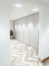 Armadio in nicchia - Northamptonshire, Inghilterra - FB 241 Skimming Stone laccato opaco con maniglie integrate.

Le esatte misure della nicchia sono 540 cm di larghezza, 295 cm di altezza e 61 cm di profondità.