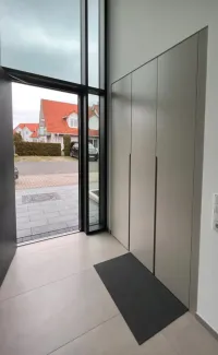 Einbauschrank nach Maß: Farblich und maßlich personalisiert, vom Kunden für seinen Eingangsbereich entworfen, um einen gut gestalteten und einladenden Raum zu schaffen – Niedernberg, Deutschland – RAL7044 matt lackiert mit integrierten Griffen.

Die genauen Maße der Nische sind: 170 cm Breite, 247 cm Höhe und 61 cm Tiefe.