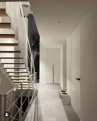 Einbauschrank nach Maß: Ein stilvoller maßgefertigter Schrank in Spaichingen, Deutschland. Der Schrank ist matt lackiert in der Farbe RAL9003 und verfügt über einen Griff 33 matt lackiert in der Farbe RAL9005.

Die genauen Maße der Nische sind 98 cm Breite, 257 cm Höhe und 61 cm Tiefe.