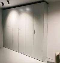 Armadio su misura: Questo armadio è stato installato all&rsquo;interno di una nicchia meno profonda dell&rsquo;armadio stesso. I pannelli laterali rimangono visibili, motivo per cui sono stati laccati. La piccola maniglia incassata maniglia S1 è dello stesso colore dell&rsquo;armadio per un aspetto uniforme. Il colore chiaro dell&rsquo;armadio si abbina perfettamente alla camera da letto del nostro cliente a Monaco di Baviera, Germania – finitura laccata opaca RAL 7035 con maniglia S1 - incassata.

Le dimensioni esatte di questo armadio sono: 277 cm di larghezza, 265 cm di altezza e 61 cm di profondità.