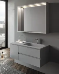 Möbel Breite 120cm, Tiefe 51 cm, Front und Korpus in matt lackiert RAL7042,  Griff A , integriertes Waschbecken, aus  tekhnos RAL7042. Spiegel mit Holzrahmen, oberem LED-Licht und Touch-Sensor, laminat- oder matt lackierte Oberfläche passend zum Möbelstück. Für eine andere Rahmenfarbe kontaktiere uns; Stärke: 13 cm.
